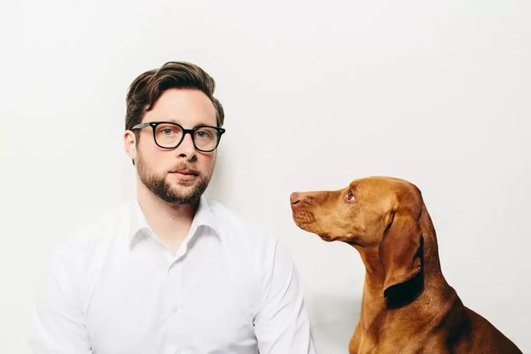 Anwalt Sebastian Deubelli mit Hund - Auskunftsplicht 