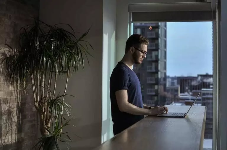 Mann der am Laptop arbeitet - Tipps Homeoffice