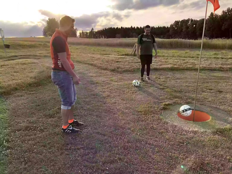 Mitarbeiter von pixxio spielen Fußballgolf