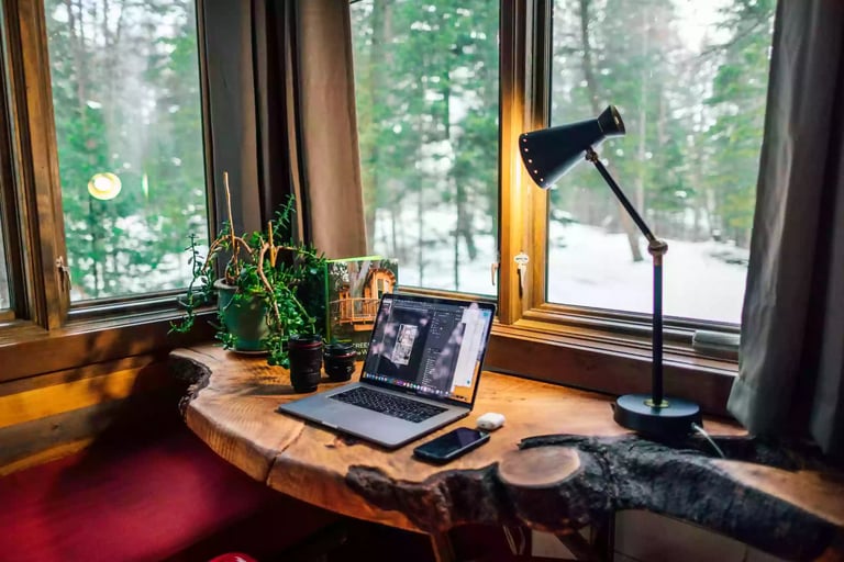 Ein Laptop auf einem Schreibtisch - Plan Home Office
