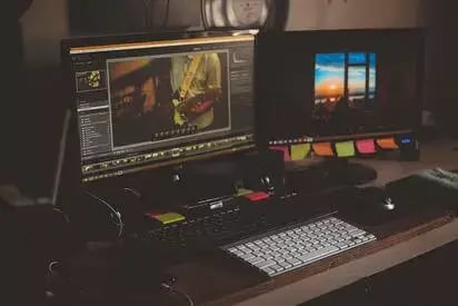 Schreibtisch mit Videoschnittprogramm - Videoformate
