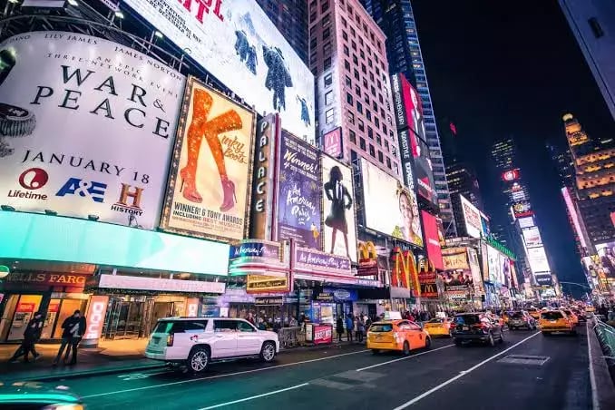 Bunte Werbeplakate an der Straße - Was ist Outbound Marketing?