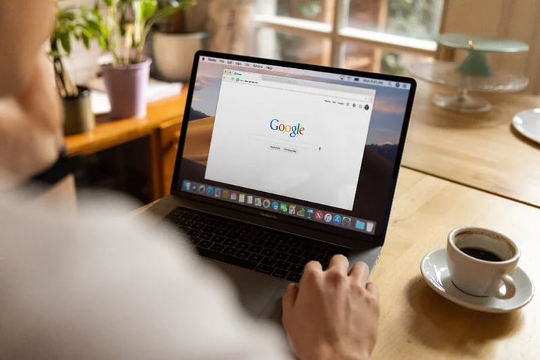 Laptop auf welchem Google geöffnet ist - Corporate Blog