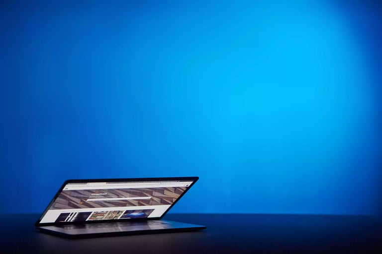 Laptop with blue background - pixx.io