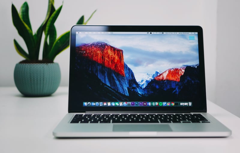 Apple Laptop mit hoher Bildschirmauflösung