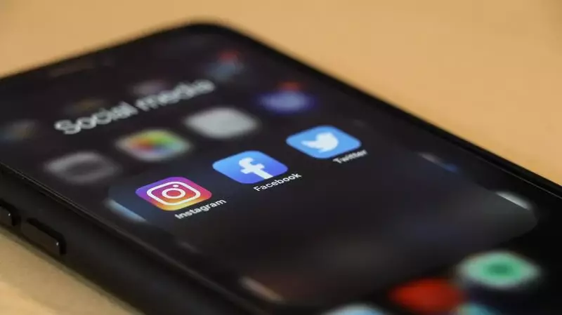 Handy mit den App Icons Instagram Facebook und Twitter - Marketing 