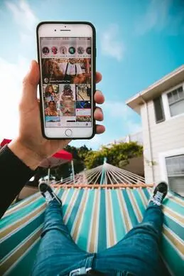 Smartphone auf dem Instagram Stories zu sehen sind 