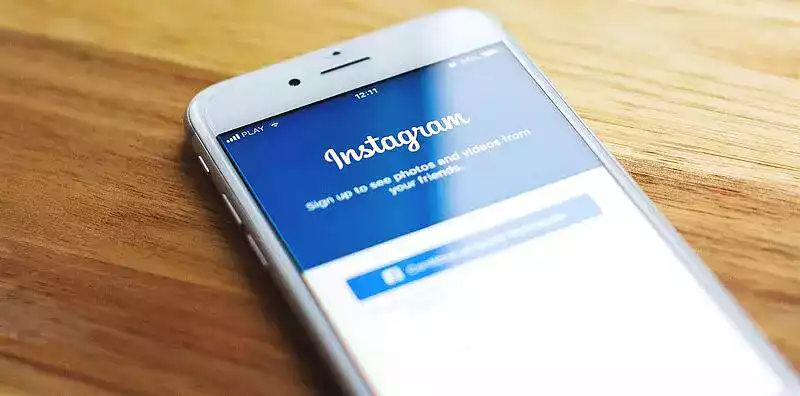 Handy auf welchem Instagram geöffnet ist - Instagram Shopping