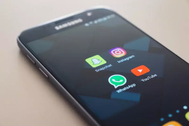 Smartphone mit verschiedenen Appicons - WhatsApp Unternehmen
