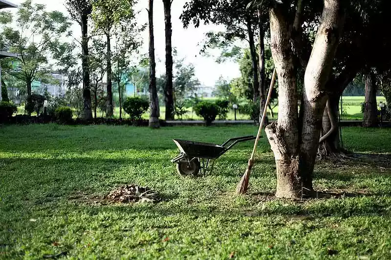Eine Schubkarre steht im Garten - Bildrechte private Gebäude